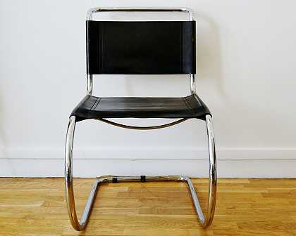 一套四把扶手椅，由路德维希·密斯·范德罗（Ludwig Mies van der Rohe）设计 by Ludwig Mies van der Rohe