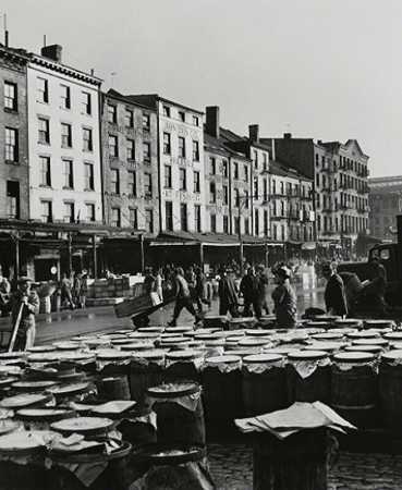 1946年，纽约州纽约港富尔顿鱼市场 by Andreas Feininger