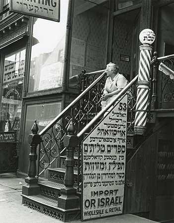 下东区乌节街犹太理发店，1941年 by Andreas Feininger