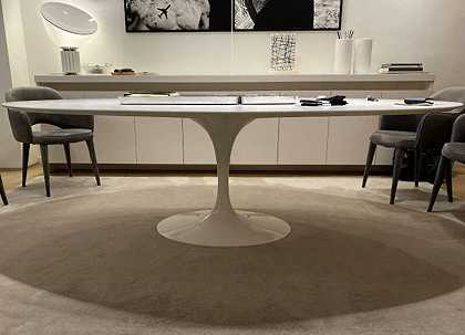 郁金香桌，2000年 by Eero Saarinen