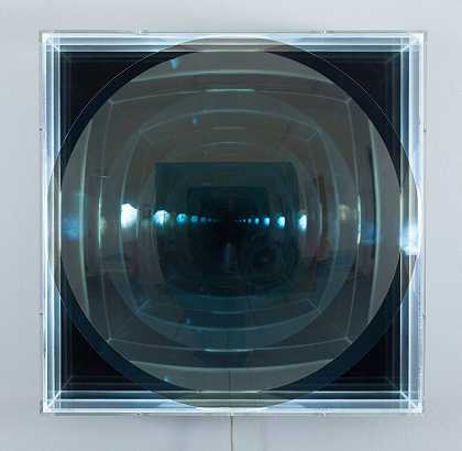 镜子物体与光，1974年 by Adolf Luther