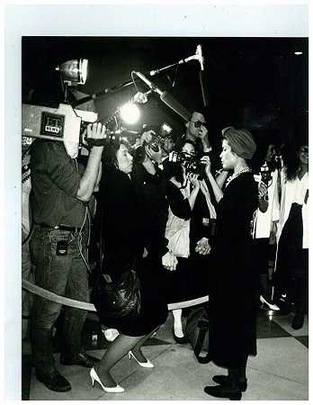 比安卡·贾格尔为新闻摄影师摆姿势，1979年 by Andy Warhol