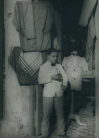 布宜诺斯艾利斯La Boca区的裁缝店，1936年 by Horacio Coppola