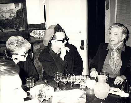 朱迪思·克兰茨，男孩乔治和昆汀·克里斯普，加利福尼亚州，1986年 by Andy Warhol