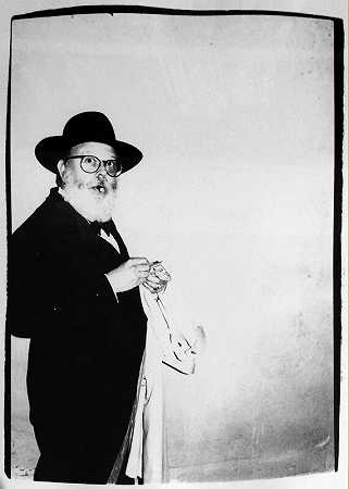 安迪·沃霍尔，亨利·盖德扎勒点燃雪茄的照片，1981年，1981年 by Andy Warhol