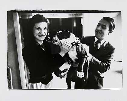 帕洛玛·毕加索和拉斐尔·洛佩兹·桑切斯与狗，1980年 by Andy Warhol