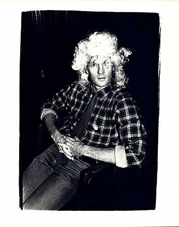戴假发的身份不明男子，约1980年 by Andy Warhol