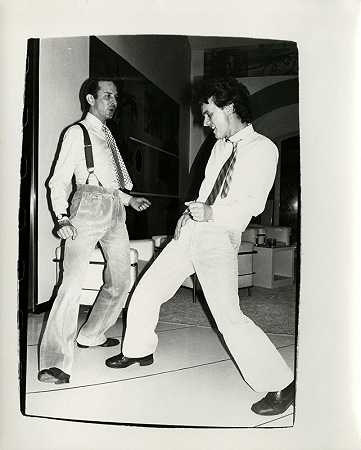 弗雷德·休斯与身份不明的男子跳舞，1986年 by Andy Warhol