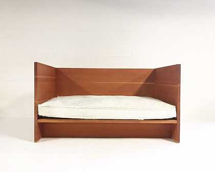 带定制巴西牛皮和羽绒床垫的日间床，2003年 by Donald Judd