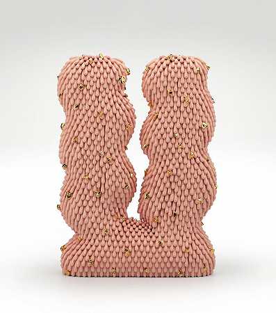 粉色蠕动的灰尘，布满金色岩石（2021年） by Linda Lopez