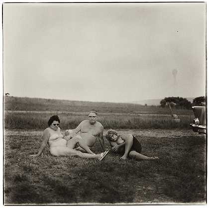 宾夕法尼亚州一个裸体主义营地的一家人（1965年）|出售 by Diane Arbus