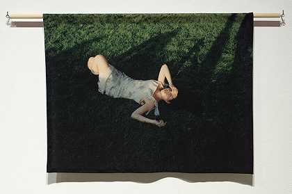香农躺在草地上（2021） by Abbey Gilbert