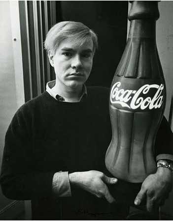 安迪·沃霍尔配可乐瓶，1964年（1964年） by Ken Heyman