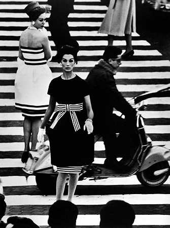 西蒙娜和尼娜，斯帕尼亚广场（1960年） by William Klein