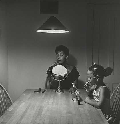 无标题（化妆的女人和女儿）（摘自厨房餐桌系列）（1990） by Carrie Mae Weems