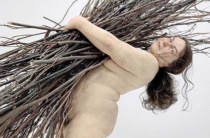 拿棍子的女人（2009） by Ron Mueck