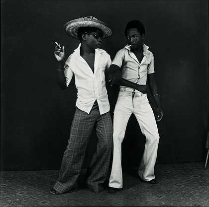 两个年轻人的幸福感（1972年） by Ambroise Ngaimoko