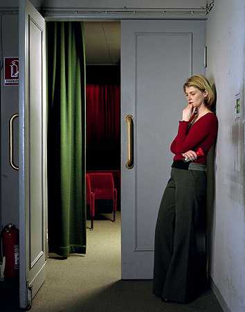 阿森纳，入口处的女人（2000） by Teresa Hubbard and Alexander Birchler