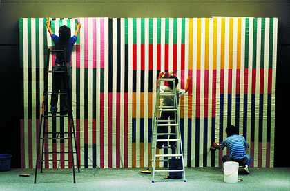 照片纪念品：彩色叠加，第二幕60\’，原位作品，东京拉福博物馆。细节。（1982年） by Daniel Buren