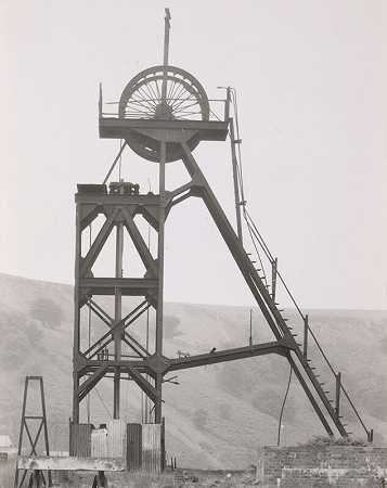 弗尔德特尔姆，约1910年，南威尔士州庞蒂普尔布兰塞坎煤矿（南威尔士州庞蒂普尔布兰塞坎煤矿，约1910年，蜿蜒塔），选自portfolio Industriebauten（工业建筑）（1966年） by Bernd and Hilla Becher