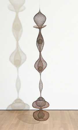 无标题（S.114，悬挂式，六瓣连续形状，在一个形状内，有一个悬挂式球体和两个系带球体）（约1958年） by Ruth Asawa