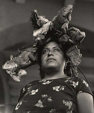 我们的鬣蜥夫人，墨西哥瓦哈卡州朱奇坦（1979年） by Graciela Iturbide