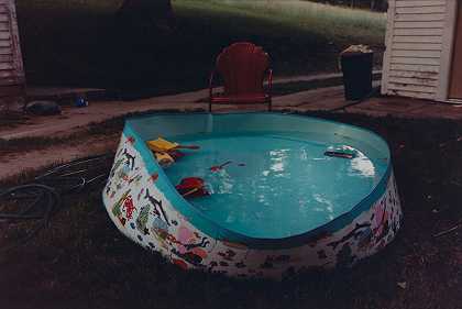 密歇根州奥内卡马的儿童泳池（1990年） by Melissa Ann Pinney