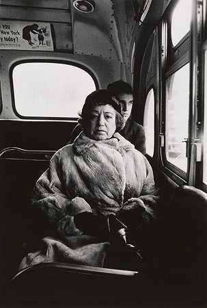 纽约州公共汽车上的女士（1957年） by Diane Arbus