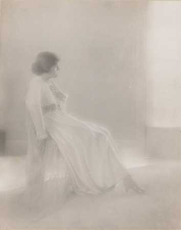 白衣女士（约1917年） by Margrethe Mather