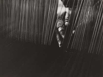 《织工之手》，爱知市一名宫（1966） by Shomei Tomatsu