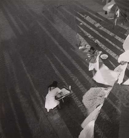 洗衣妇（1940年代） by Lola Álvarez Bravo