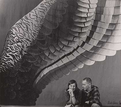 马克·亚当斯和他的妻子贝丝·范·霍森（1963年） by Imogen Cunningham