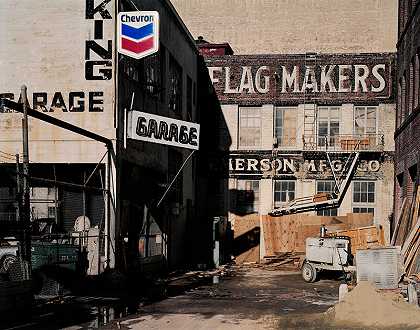 旗帜制造商，第三街纳托马，选自《市场南部》，1978-1986（1982年印刷，2003年） by Janet Delaney