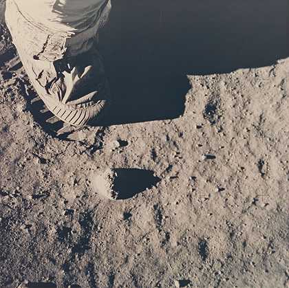 土壤力学试验中的奥尔德林靴（1969） by Buzz Aldrin