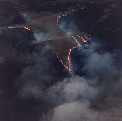 1990年4月27日，渥太华县，草原大火烟雾 by Terry Evans
