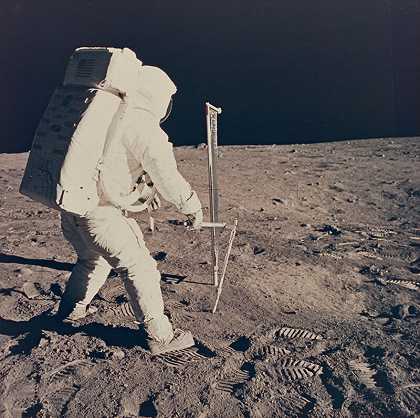 奥尔德林在核心筒中驾驶（1969） by Neil Armstrong