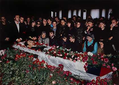 1991年9月10日俄罗斯莫斯科SFSR。摇滚歌手伊戈尔·塔尔科夫的葬礼。在一场音乐会上，他被一名与黑手党有关的枪手枪杀。他是一位虔诚的俄罗斯东正教基督徒，据说是帕米亚特的成员。。。（1991年印刷于2001年） by Keizo Kitajima