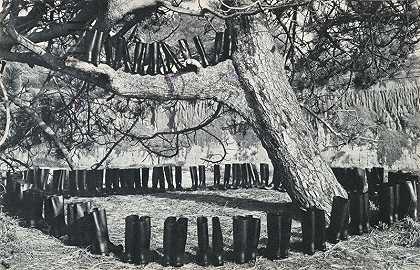100双靴子在田野里，出自100双靴子系列，一套51张照片明信片（1971年） by Eleanor Antin