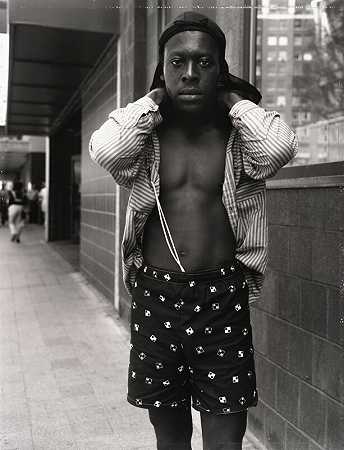 一个穿着大手帕和泳裤的年轻人，纽约罗切斯特（1989年） by Dawoud Bey