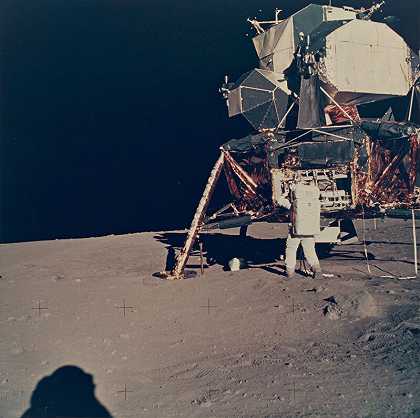 奥尔德林从模块化设备存放组件上拆除科学包（1969年） by Neil Armstrong