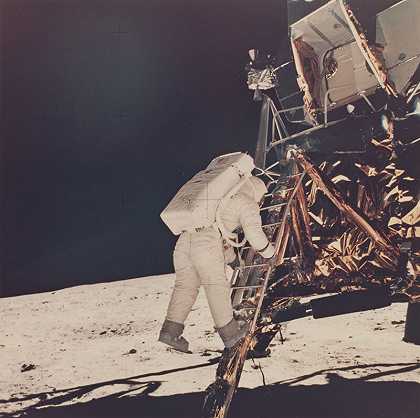 奥尔德林登上登月舱梯子（1969年） by Neil Armstrong