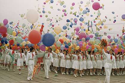 五一节庆祝活动，中国北京天安门广场（1957年） by Brian Brake