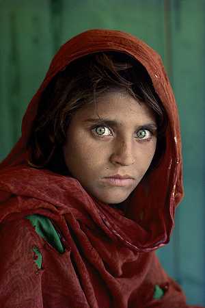 巴基斯坦白沙瓦附近Nasir Bagh难民营的Sharbat Gula，“阿富汗女孩”（1984年） by Steve McCurry