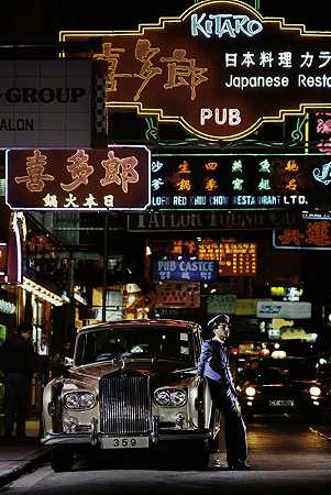 一名司机倚靠他的车，香港，中国（1985） by Steve McCurry