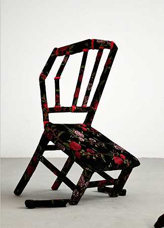 膝椅（2021） by Elisabeth Perrault
