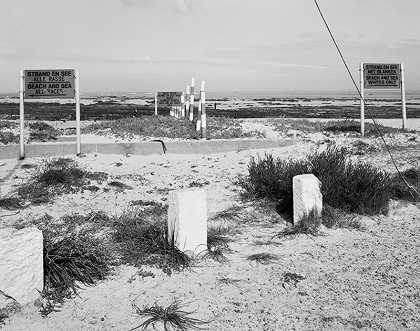 种族隔离的海滩区域及其边界。西开普省斯特兰德。（1983） by David Goldblatt
