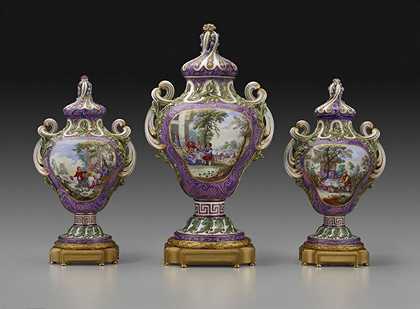 三个花香花瓶（约1762年） by Sèvres Porcelain Manufactory