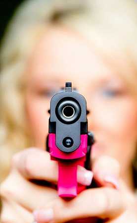 《持枪女性》第14期（2015年） by Lewis Stein