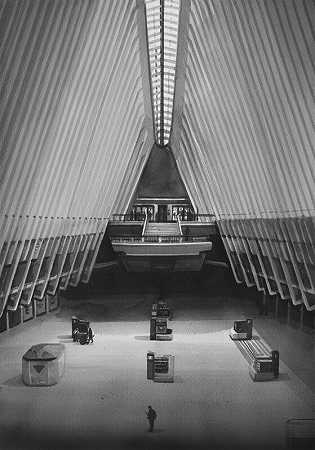 2020年3月22日，一个人在纽约市一个世贸中心穿过空荡荡的Oculus交通枢纽（2021年） by Radenko Milak