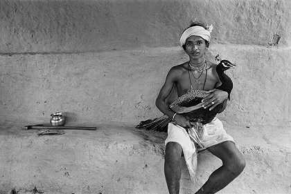 带孔雀的男孩（印度巴斯塔普尔查村，2002年） by Manoj Kumar Jain